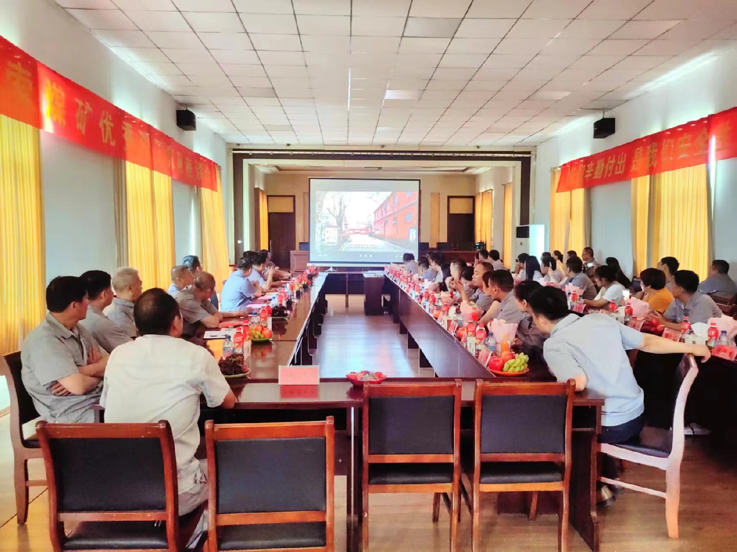 级索煤矿组织召开优异职工眷属座谈会